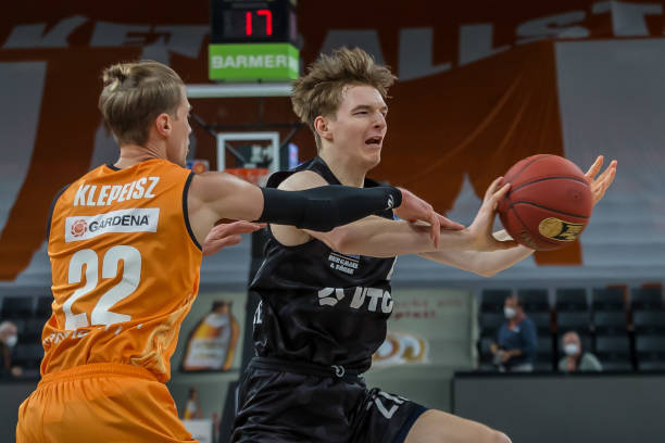 仅揭示了足 仅揭示了足